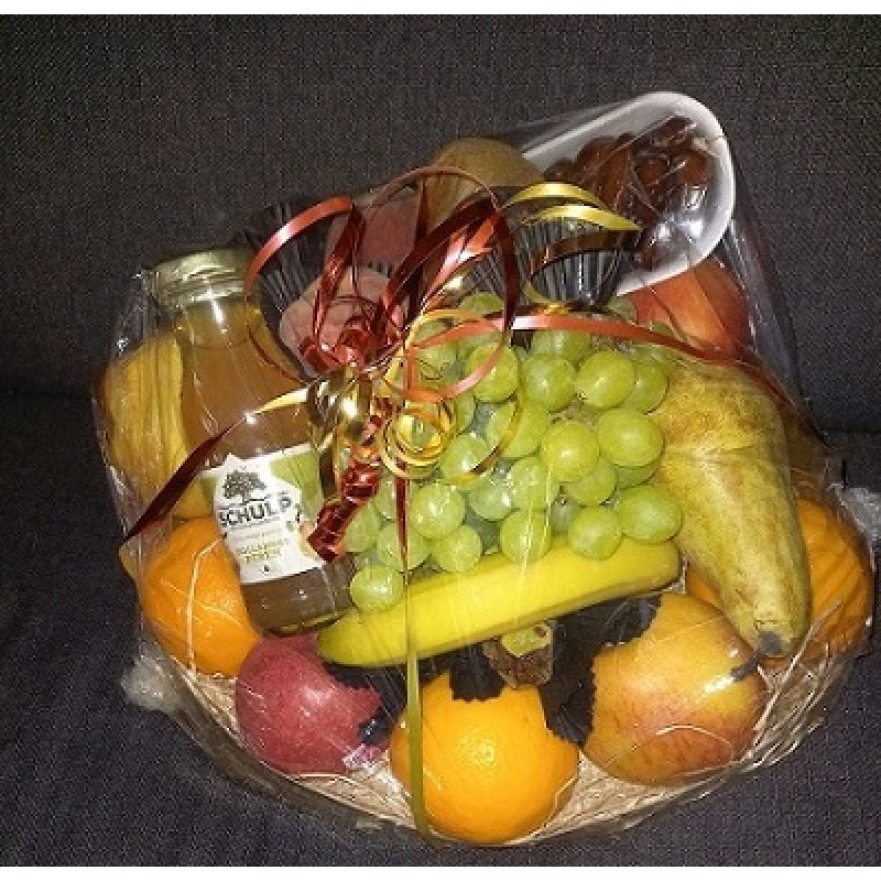 Fruitmand € 17,50. UITSLUITEND OP BESTELLING. FOTO IS EEN INDICATIE. FRUITMAND WORD GEMAAKT MET FRUIT DAT OP DAT MOMENT BESCHIKBAAR IS.